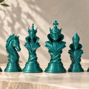 Könnte beinhalten: Ein Set aus sechs blaugrünen Schachfiguren, bestehend aus Bauer, Springer, Dame, König, Läufer und Turm. Jede Figur zeigt eine detaillierte Büste oder Form mit einem gedrehten Sockeldesign und einer glatten, matten Oberfläche.