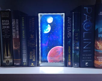 Cantinho de Leitura Interestelar Pintado à Mão | Enfeite de Estante de Ficção Científica com LED