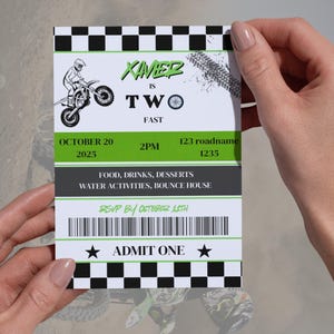 Pode incluir: Um convite para uma festa de aniversário com tema de motocross. O convite apresenta o nome "Xavier" em verde, as palavras "is two fast" e os detalhes do evento. Inclui um padrão xadrez em preto e branco e um design de pegadas de pneus.