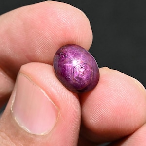 Rubino stellato naturale, autentica gemma di rubino stellato, dimensioni = 12 × 10 × 7 mm, peso = 8,50 ct. Gemma curativa ovale sfaccettata per anelli, ciondoli e creazioni artigianali.
