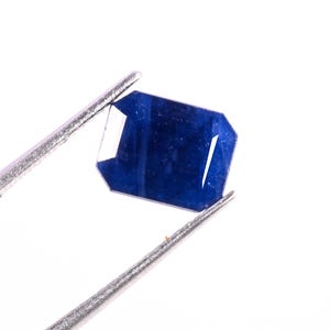 Zaffiro blu naturale. La gemma è presentata con taglio sfaccettato, a smeraldo o rettangolare. Zaffiro certificato. Dimensioni: 9×7 mm, peso: 4,35 carati.