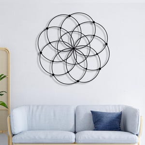 Arte mural abstracto de círculos metálicos, escultura geométrica moderna.