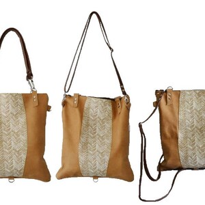 Puede incluir: Tres bolsos tote de color marrón claro con correas marrones y un panel central beige estampado. Los bolsos tienen diferentes configuraciones de correas: dos con asas cortas, uno con una correa larga para el hombro y uno con ambas. Los bolsos son de material suave.