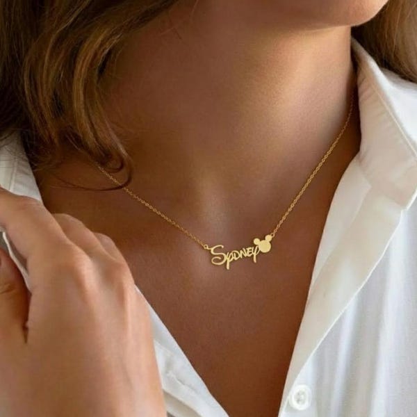 Personligt namnhalsband i guld med mus, Musse Pigg-huvud, namnskylt med Disney-typsnitt, silvergåva, halsband i guld med Disney-typsnitt