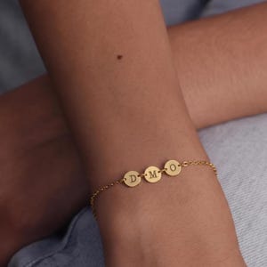 Mini bracelet initial personnalisé, bracelet lettre personnalisé, bracelet disque minimaliste, bracelet initial argenté, bracelet jonc disque personnalisé délicat