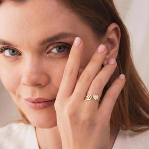 Personlig hjärtformad initialring, nätt initialring, anpassad bokstavsring i guld, jubileumspresent, minimalistisk löftering, present till mamma