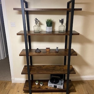 Großes 5-stöckiges Industrie-Bücherregal: Rustikales, braunes Holzregal