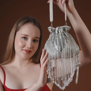 Silberfarbene Pailletten-Potli-Beutel - Handgefertigte Brautquaste mit Perlen und Kristallen