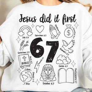 Könnte beinhalten: Weißes Sweatshirt mit dem Text "Jesus did it first" und verschiedenen schwarzen Illustrationen, darunter ein Regenbogen, ein Herz, betende Hände, ein Geldsack, eine Taube und die Zahl 67. Bibelverse sind ebenfalls enthalten.