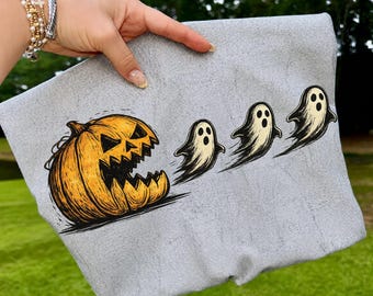 Calabaza de Halloween persiguiendo un fantasma PNG, diseño de camiseta retro de temporada de terror (descarga digital)