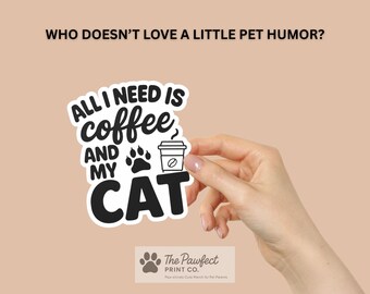 Könnte beinhalten: Ein Aufkleber mit dem Text "ALL I NEED IS coffee AND MY CAT" in Schwarz und Weiß. Das Design beinhaltet eine Kaffeetasse und einen Pfotenabdruck. Der Aufkleber wird von einer Hand vor einem hellbraunen Hintergrund gehalten. Der Text "WHO DOESN'T LOVE A LITTLE PET HUMOR?" steht oben.