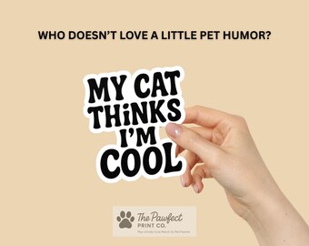 Può includere: Un adesivo bianco con testo nero che recita "MY CAT THINKS I'M COOL" è tenuto in mano. L'adesivo è su uno sfondo beige. Il testo "WHO DOESN'T LOVE A LITTLE PET HUMOR?" è in alto. Il logo The Pawfect Print Co. è in basso.