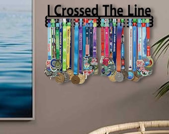 Colgador de medallas "Crucé la línea" - Colgador motivacional personalizado con nombre - Estante escalonado para premios - Exhibidor deportivo para premios y cintas