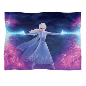 Puede incluir: Una manta azul con un gr&aacute;fico de Elsa de Frozen. Elsa est&aacute; representada con un vestido azul con los brazos extendidos, rodeada de energ&iacute;a azul y rosa. El fondo es azul oscuro con acentos morados y rosas.