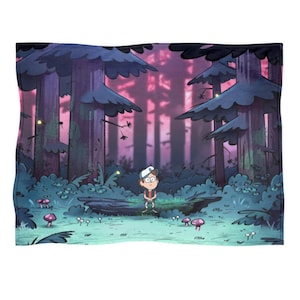 Könnte beinhalten: Eine Plüschdecke mit einer Cartoon-Illustration einer Waldszene mit einer Figur in der Mitte. Die Decke hat ein lila und blaues Farbschema mit Bäumen, Pilzen und einem rosa Himmel.