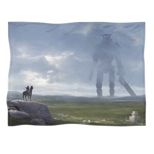 Puede incluir: Una manta rectangular con un paisaje de fantasía. Muestra a un jinete a caballo frente a una figura gigante. La escena se desarrolla en un campo verde bajo un cielo nublado, con una gran figura amenazante en el fondo.