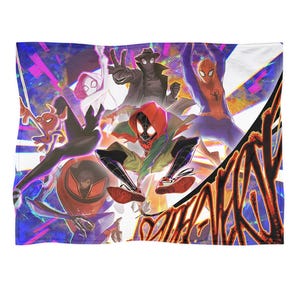 Puede incluir: Una manta rectangular con una vibrante ilustraci&oacute;n de m&uacute;ltiples personajes de Spider-Man en poses din&aacute;micas. El dise&ntilde;o presenta un estilo de c&oacute;mic colorido con una mezcla de azules, rojos y morados, creando una est&eacute;tica visualmente impactante y en&eacute;rgica.