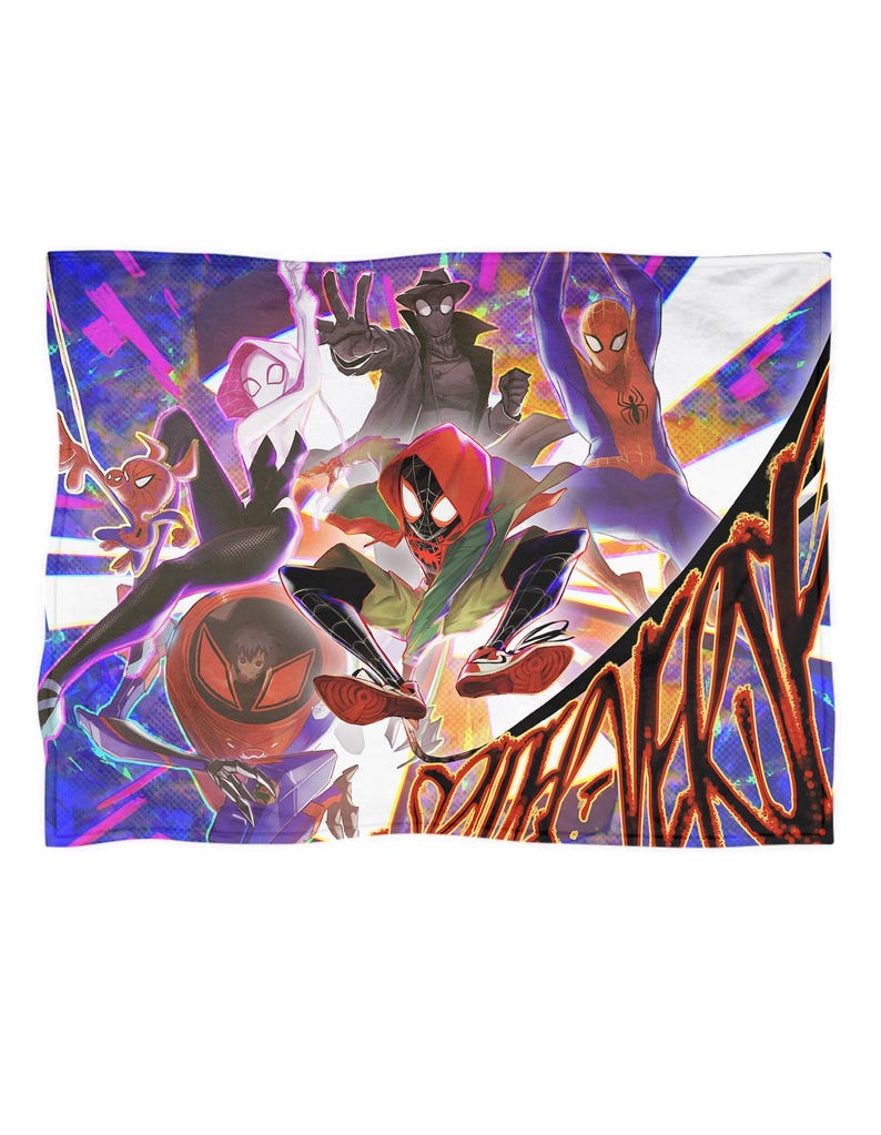 Puede incluir: Una manta rectangular con una vibrante ilustraci&oacute;n de m&uacute;ltiples personajes de Spider-Man en poses din&aacute;micas. El dise&ntilde;o presenta un estilo de c&oacute;mic colorido con una mezcla de azules, rojos y morados, creando una est&eacute;tica visualmente impactante y en&eacute;rgica.