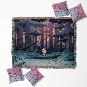 Könnte beinhalten: Eine gewebte Decke und vier Kissen mit einer Cartoon-Waldszene mit einer Figur in der Mitte. Die Decke hat einen schwarzen Fransen. Die Kissen haben ein rosa und blaues Design.