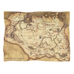 Puede incluir: Un mapa de color beige de la provincia de Skyrim, con detalles geográficos, ciudades y regiones. El mapa incluye textos como "Markarth", "Solitude" y "Whiterun". El texto "Province of Skyrim" también es visible.