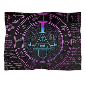 Könnte beinhalten: Schwarze Decke mit einem geometrischen Design. Sie zeigt eine zentrale dreieckige Augenfigur in Blau- und Violett-Verläufen, umgeben von einem kreisförmigen Rahmen mit Symbolen und handschriftlichem Text.