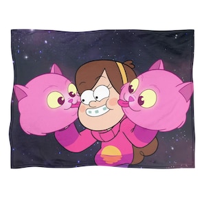 Könnte beinhalten: Eine Plüschdecke mit einer Cartoon-Illustration einer Figur, die zwei rosa katzenartige Kreaturen hält. Der Hintergrund ist dunkelblau mit einem Sternenhimmel. Die Figur trägt einen rosa Kapuzenpullover.