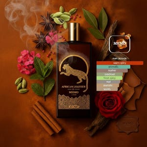 Könnte beinhalten: Ein rechteckiger Parfümflakon mit goldenem Verschluss und Leopardenmuster, beschriftet mit "African Leather" von Memo. Das Bild zeigt Gewürze, Blumen und eine Rose, mit einer Farbpalette aus Braun, Gold und Rot.