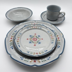 Vintage International Heritage Stoneware American Patchwork Floral Blue 11-Piece Dinnerware Plates Cups Bowls