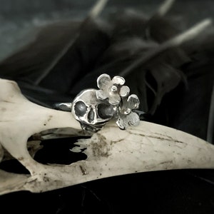 Oxidized Sterling Silver Skull Ring: 'Ruby' with Flowers