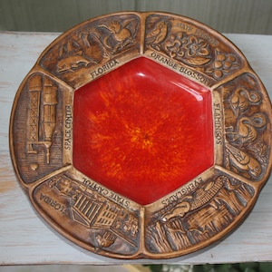 Nice Vintage Treasure Craft Mid Century MCM Florida State Souvenir Dish w Red Lava Glaze and Historical Relief Edge Decoration