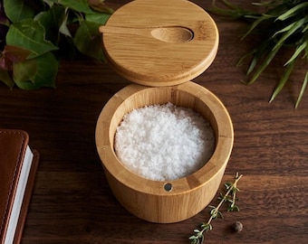 Salero de bambú con tapa magnética y cuchara – Tarro de especias minimalista de madera (9x9x7cm)