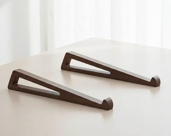 Soporte para portátil de madera maciza de nogal – Elevador de escritorio ergonómico para MacBook y tablet.