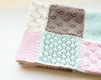 Stricken Sie Babydecke-Patcharbeit. Spitzenstricken. Baby-Dusche-Geschenk-Mädchen