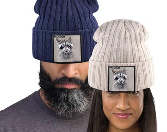 Bonnet avec écusson brodé de raton laveur, cadeau de Noël pour un amoureux de la faune.