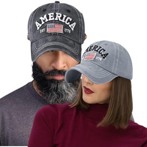 Gorra de béisbol bordada con la bandera de Estados Unidos (EST. 1776) y parche del orgullo patriótico.