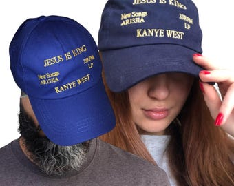 イエスは王であるカニエ・ウェストの刺繍入り野球帽。キリスト教の聖書の一節をモチーフにした信仰の帽子。