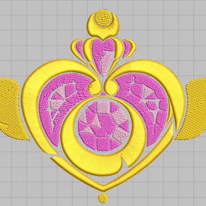 Könnte beinhalten: Gesticktes Design mit einem goldenen Herzen, einem Halbmond und Flügeln mit rosa Akzenten. Das Design befindet sich auf einem grauen Rasterhintergrund. Die Stickerei hat ein strukturiertes Aussehen.