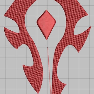 Könnte beinhalten: Ein rotes, stilisiertes Emblem mit einer rautenförmigen Mitte und geschwungenen, spitzen Elementen. Das Design hat ein strukturiertes Aussehen, möglicherweise gestickt. Das Emblem befindet sich vor einem Rasterhintergrund.