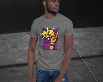 Puede incluir: Una camiseta gris jaspeada con un gráfico de estilo cómic. El gráfico muestra una mano haciendo el signo de la paz con el texto "THAT'S TWO!" en una explosión amarilla. La mano tiene una pulsera verde y amarilla.