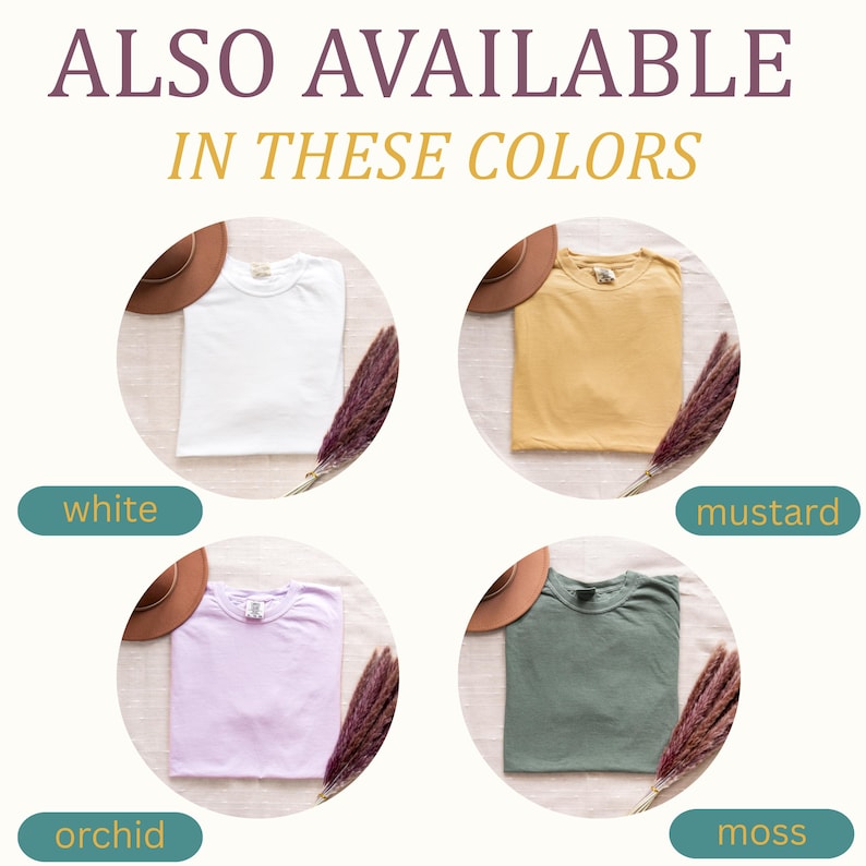 Peut inclure: Image pr&eacute;sentant quatre t-shirts blancs, moutarde, orchid&eacute;e et vert mousse. Chaque chemise est pli&eacute;e et pr&eacute;sent&eacute;e avec un chapeau marron et une plante d&eacute;corative. Le texte en haut indique "AUSSI DISPONIBLE DANS CES COULEURS".