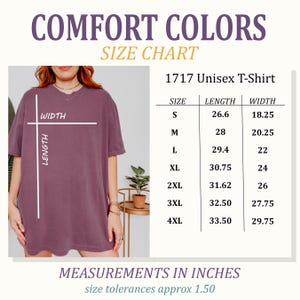 Może przedstawiać: Fioletowa koszulka unisex z tabelą rozmiar&oacute;w. Tabela zawiera wymiary w calach dla rozmiar&oacute;w od S do 4XL. Widoczny jest r&oacute;wnież tekst "COMFORT COLORS" i "1717 Unisex T-Shirt".