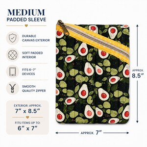 Könnte beinhalten: Mittlere gepolsterte Hülle mit strapazierfähigem Canvas-Außenmaterial. Die Hülle verfügt über ein weich gepolstertes Innenfutter und einen glatten Qualitätsreißverschluss. Die Außenmaße betragen ca. 17,8 cm x 21,6 cm und passen für Artikel bis zu 15,2 cm x 17,8 cm. Avocadomuster.