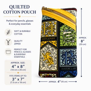 Peut inclure: Pochette en coton matelassé avec une fermeture éclair jaune et un motif coloré avec les mots "Hufflepuff" et "Ravenclaw". La pochette mesure environ 10 cm x 20 cm et peut contenir des objets jusqu'à 7,5 cm x 18 cm.