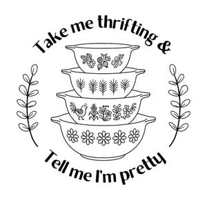 Puede incluir: Ilustraci&oacute;n en blanco y negro de cuatro cuencos vintage apilados con dise&ntilde;os florales y bot&aacute;nicos. El texto dice "Take me thrifting & Tell me I'm pretty" en una disposici&oacute;n circular alrededor de los cuencos.