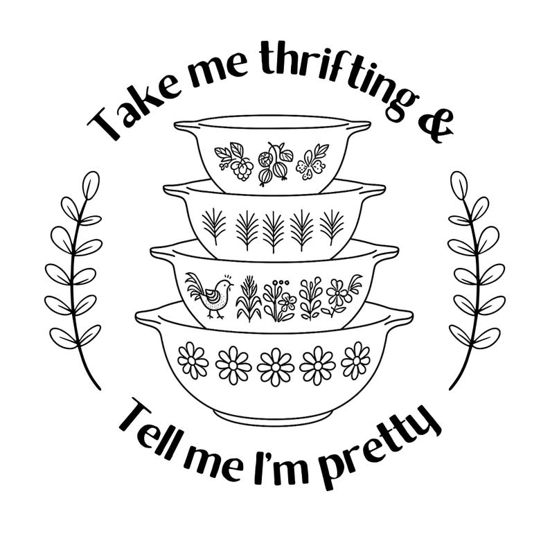 Puede incluir: Ilustraci&oacute;n en blanco y negro de cuatro cuencos vintage apilados con dise&ntilde;os florales y bot&aacute;nicos. El texto dice "Take me thrifting & Tell me I'm pretty" en una disposici&oacute;n circular alrededor de los cuencos.