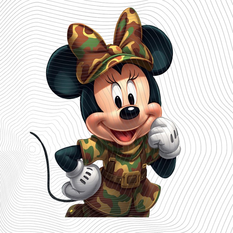 Pode incluir: Uma personagem de desenho animado com grandes orelhas pretas, um rosto sorridente e luvas brancas, vestindo uma roupa com padr&atilde;o de camuflagem composta por um vestido e um la&ccedil;o grande a condizer. A personagem tem uma cauda preta fina.
