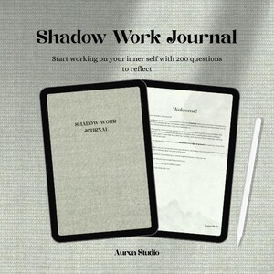 Op de afbeelding: Een digitaal Shadow Work Journal met een zwarte rand, open om pagina's met tekst te onthullen. De cover leest "Shadow Work Journal". Een witte stylus ligt naast het journaal. De tekst zegt "Begin met werken aan je innerlijke zelf met 200 vragen om over na te denken."