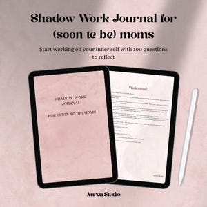 Op de afbeelding: Twee zwarte tablets met een dagboek met de tekst "Shadow Work Journal for (soon to be) moms" en een welkomstpagina. Een witte stylus ligt ernaast. De achtergrond is zachtroze.