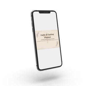Può includere: Uno smartphone nero mostra un'agenda digitale intitolata "Faith & Fasting Planner". Il design dell'agenda presenta uno sfondo beige con elementi floreali decorativi e il sottotitolo "A 31-Day Guide To Spiritual Growth."