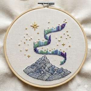 オーロラ模様 / 即時ダウンロード可能なチュートリアル / 山岳風景刺繍 / オーロラ刺繍フープアート 自然装飾ギフト